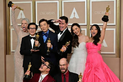 (From L) The cast and crew of Everything Everywhere All at Once Jamie Lee Curtis, Ke Huy Quan, James Hong, Jonathan Wang, Michelle Yeoh, Stephanie Hsu, Daniel Kwan (bottom L), and Daniel Scheinert (bottom R), pose with their Oscar trophies in the press room during the 95th Annual Academy Awards at the Dolby Theatre in Hollywood, California on March 12, 2023. Everything Everywhere All At Once producers Daniel Kwan, Daniel Scheinert and Jonathan Wang (Photo by Frederic J. Brown / AFP) (Photo by FREDERIC J. BROWN/AFP via Getty Images)