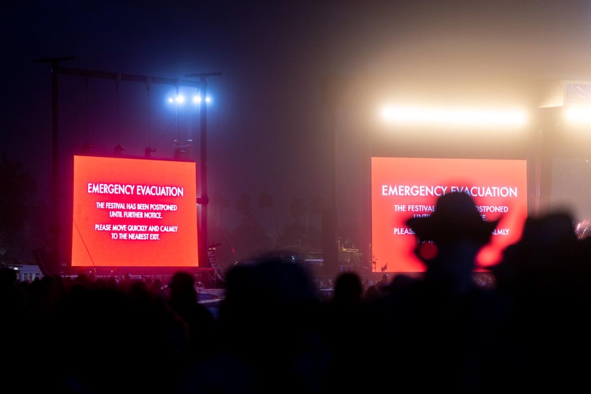Stagecoach festival goers evacuate the Mane Stage after announcements were broadcasted to evacuate the area due to extreme high wind gusts during the second day of the Stagecoach Country Music Festival at Empire Polo Club, in Indio, CA on Saturday, April 25, 2026.